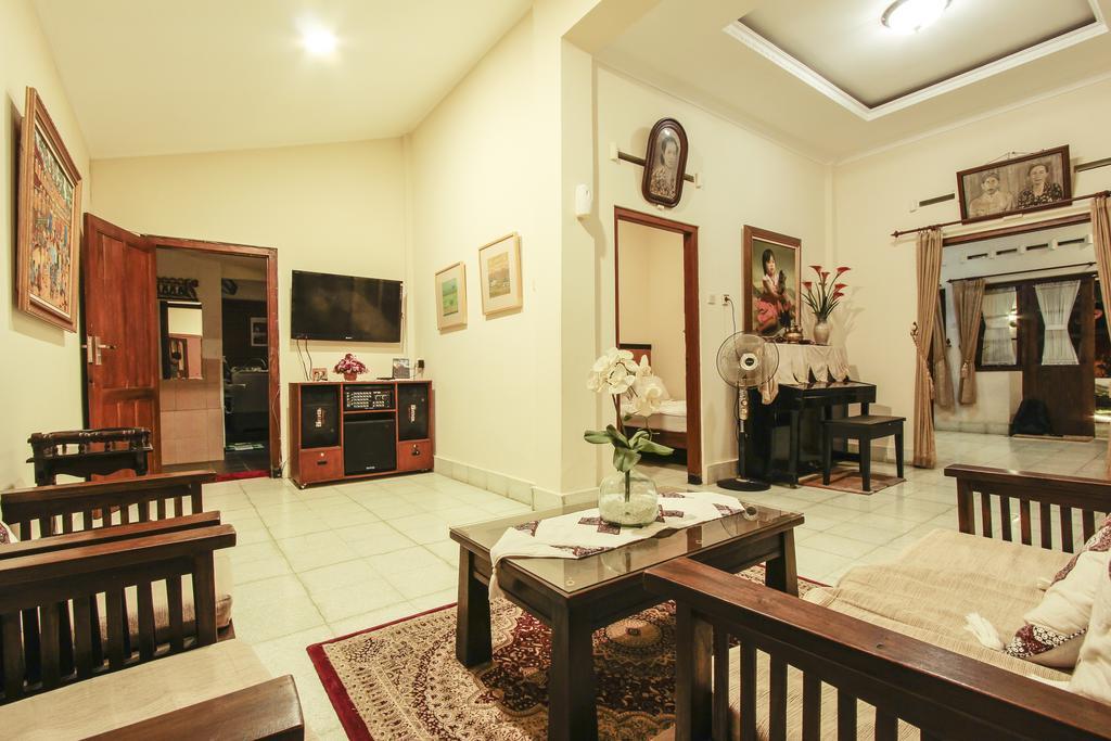 Griya Langen Guesthouse Yogyakarta Exterior photo