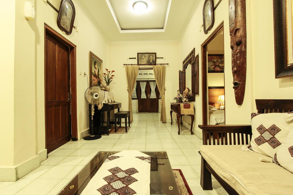 Griya Langen Guesthouse Yogyakarta Exterior photo