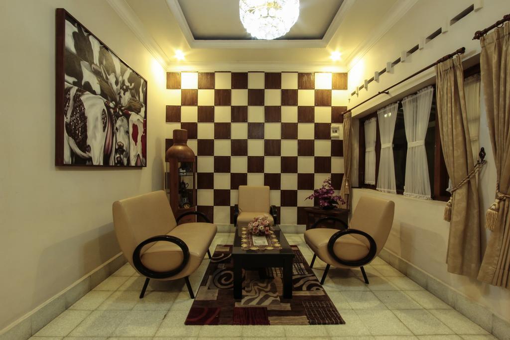Griya Langen Guesthouse Yogyakarta Exterior photo