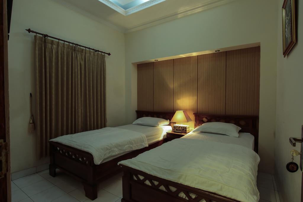 Griya Langen Guesthouse Yogyakarta Exterior photo
