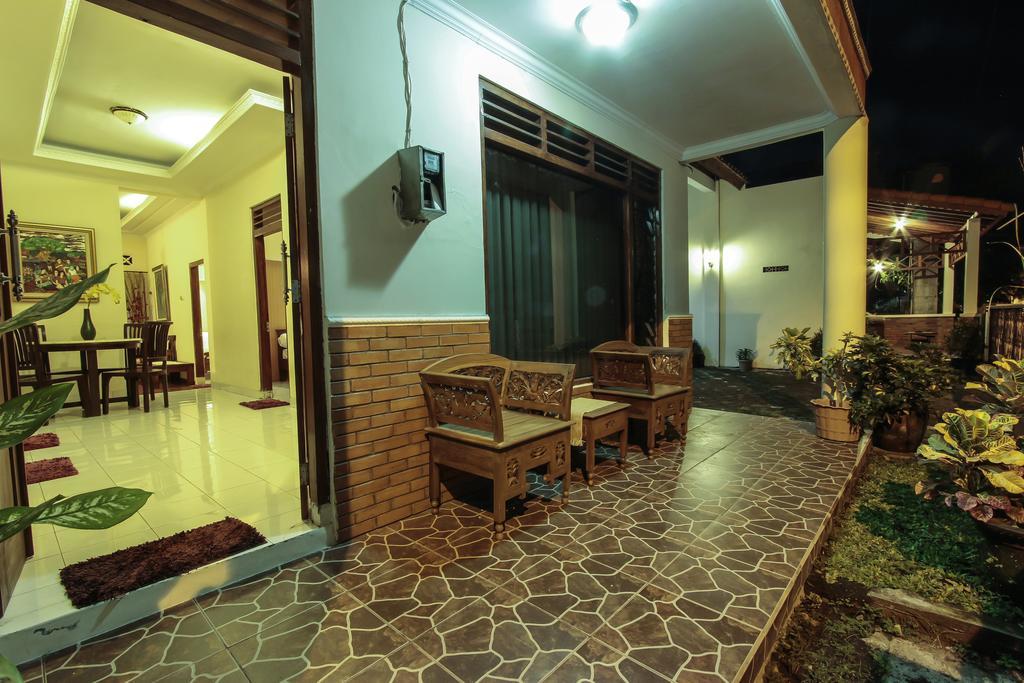 Griya Langen Guesthouse Yogyakarta Exterior photo