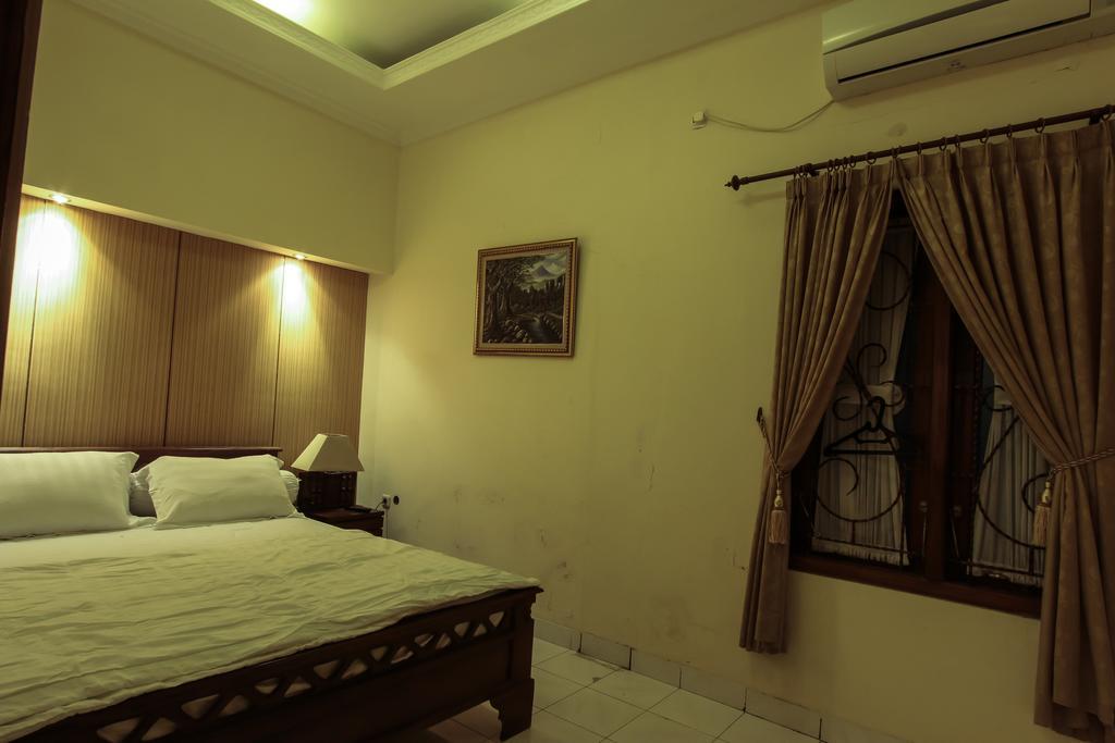 Griya Langen Guesthouse Yogyakarta Exterior photo