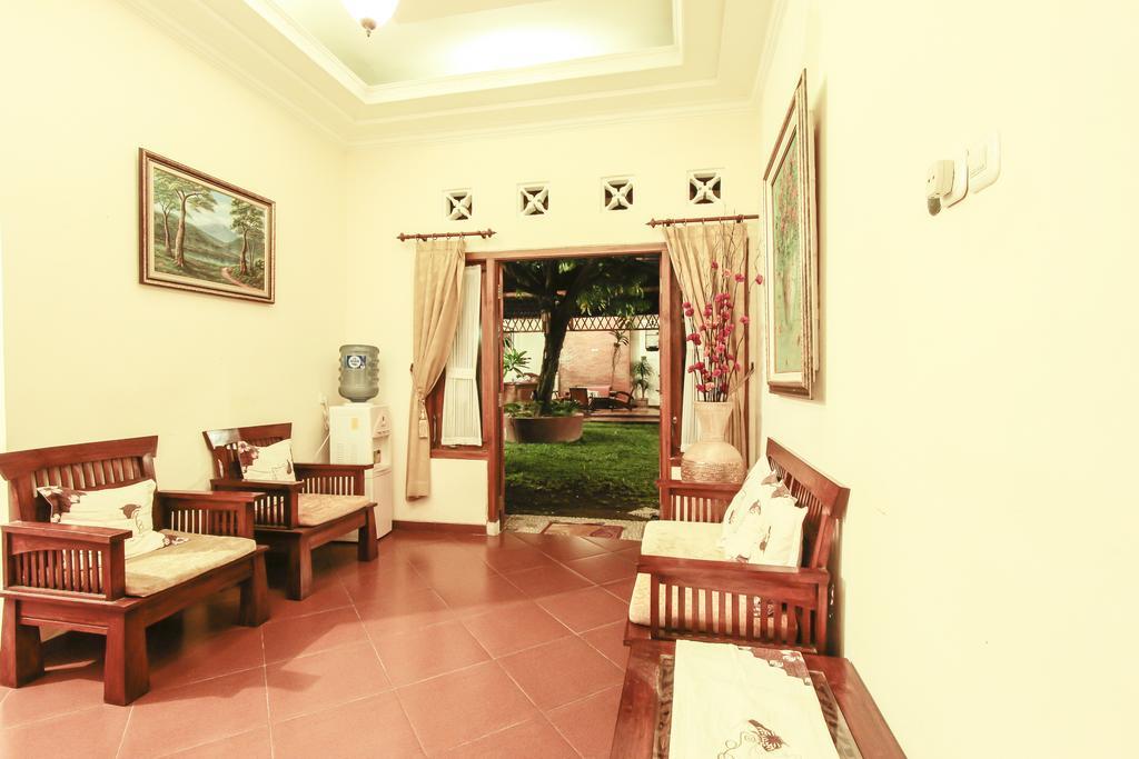 Griya Langen Guesthouse Yogyakarta Exterior photo